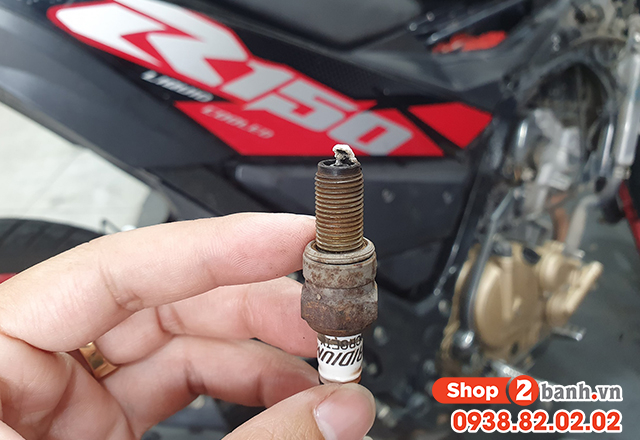 tháo bugi xe máy