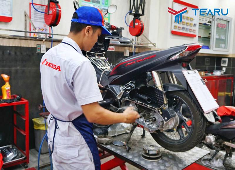 thợ sửa xe máy chuyên nghiệp