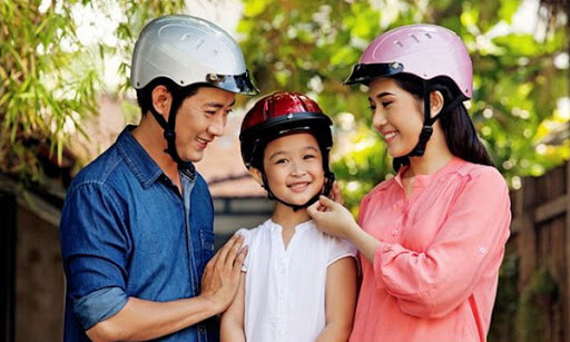 trẻ em đội mũ bảo hiểm an toàn