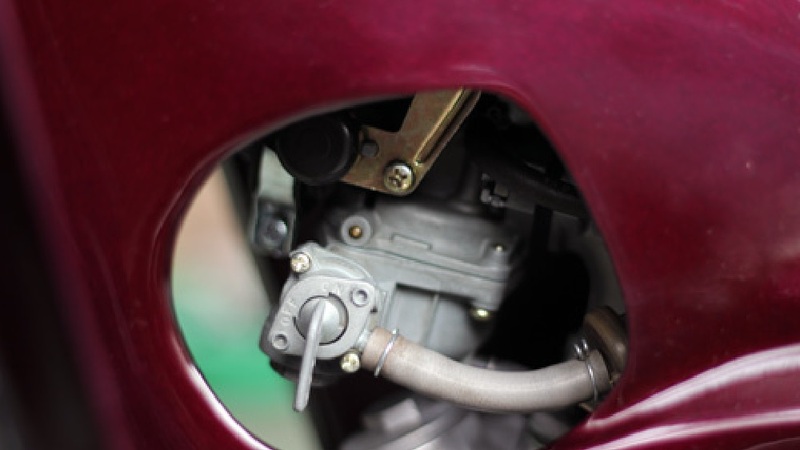 xả xăng khỏi bình xe máy