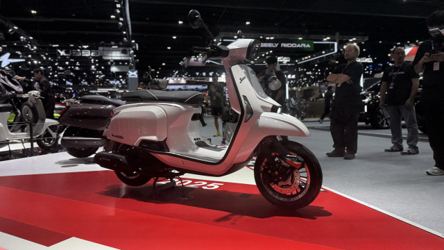 xe tay ga Lambretta J200 màu đỏ