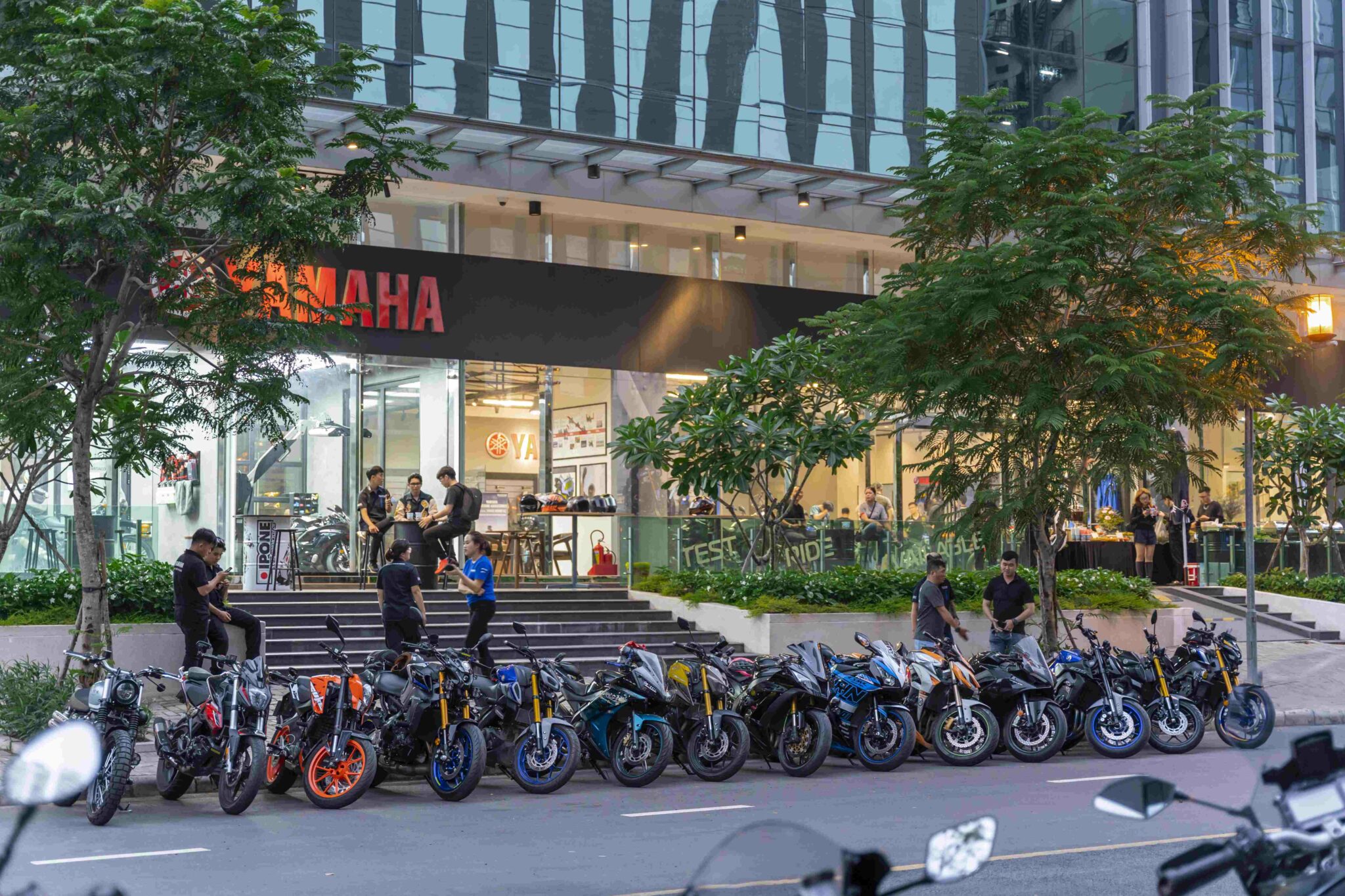 Biker dạo phố đêm Sài Gòn