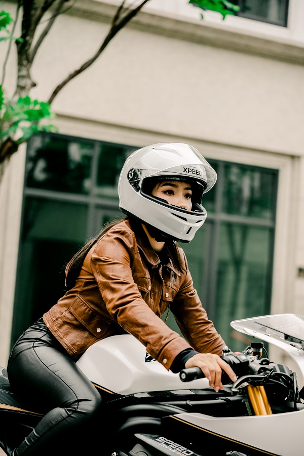 Biker đội mũ sai cách