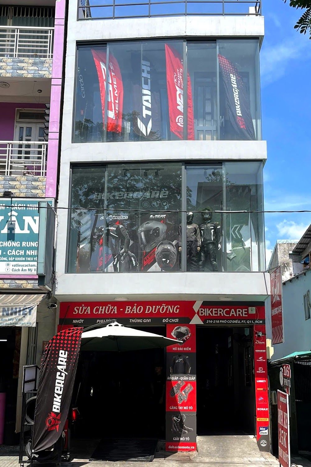 Biker và ô tô song hành