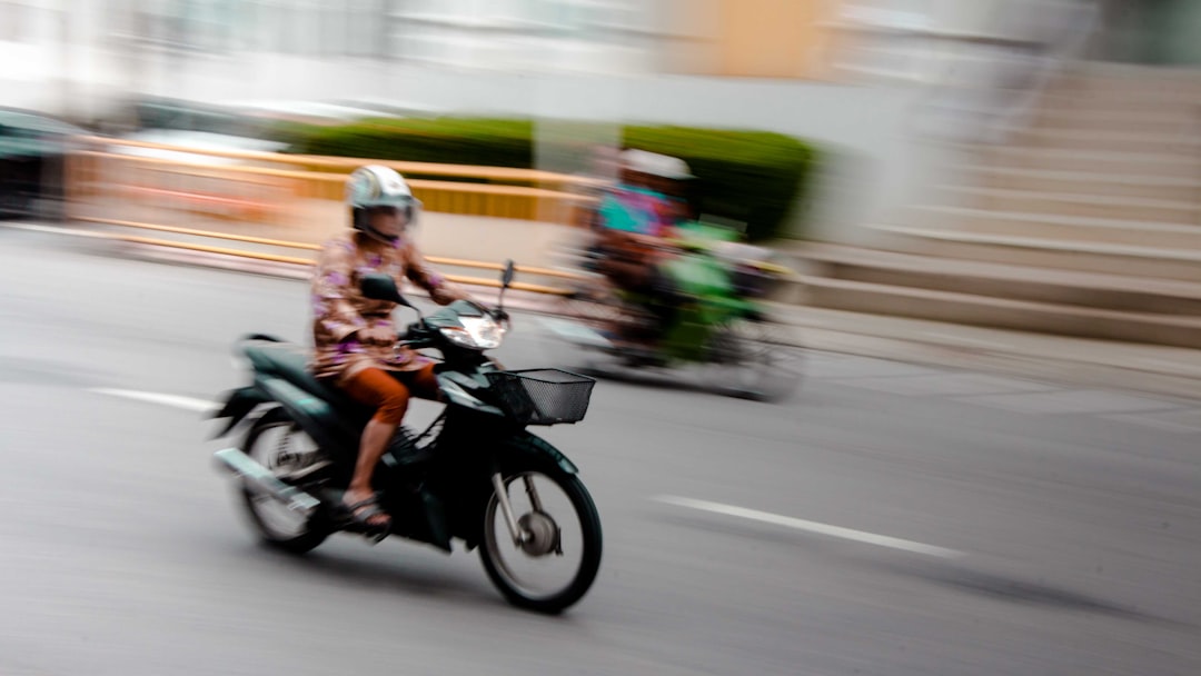 Biker Việt sạc xe điện